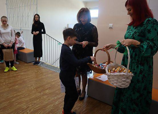 uczeń odbiera nagrodę