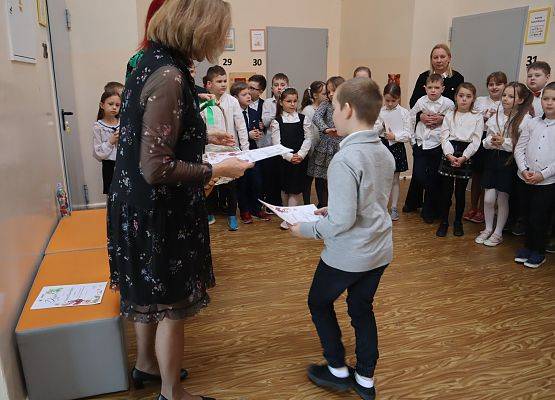 uczeń odbiera nagrodę