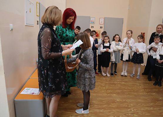 uczennica odbiera nagrodę