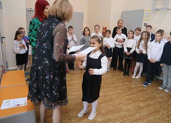 uczennica odbiera nagrodę