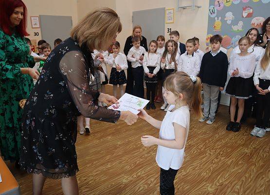 uczennica odbiera nagrodę