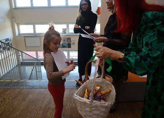 uczennica odbiera nagrodę