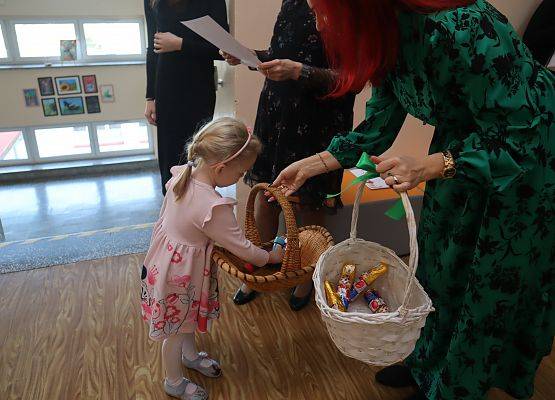 uczennica odbiera nagrodę