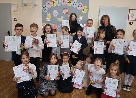 uczniowie z nagrodami
