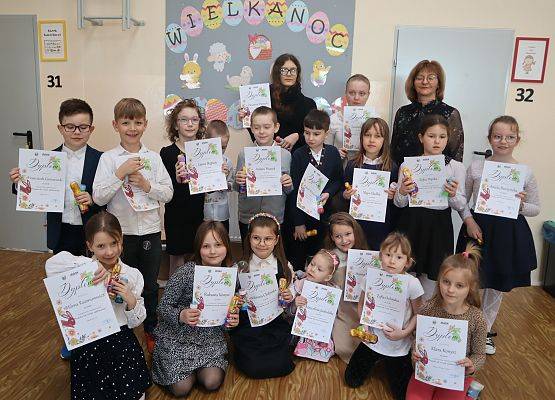 uczniowie z nagrodami