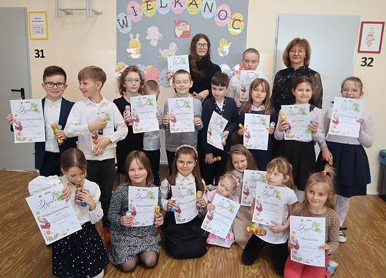 uczniowie z nagrodami