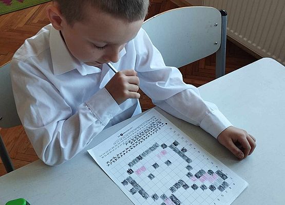 chłopiec odkodowuje