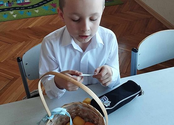 chłopiec czyta zagadkę