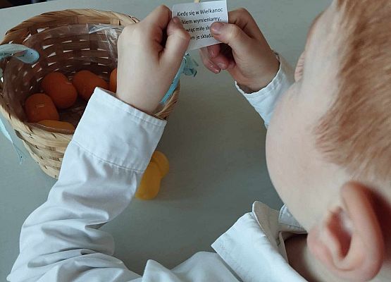 chłopiec czyta zagadkę