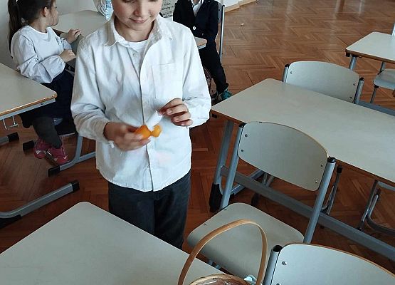 chłopiec czyta zagadkę