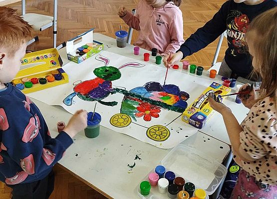 dzieci malują farbami