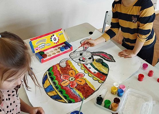 dzieci malują farbami