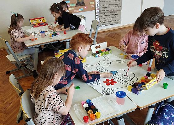 dzieci malują farbami