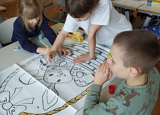 dzieci malują farbami