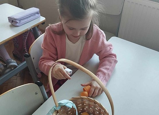 dziewczynka czyta zagadkę