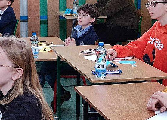 uczniowie podczas konkursu