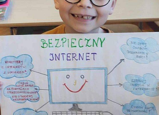 chłopiec prezentuje swoją pracę