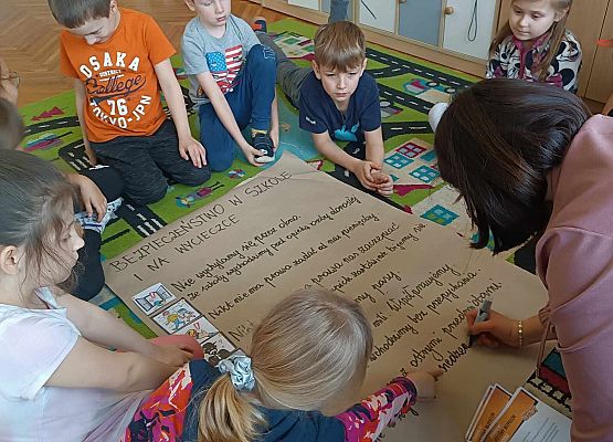 dzieci wykonują plakat