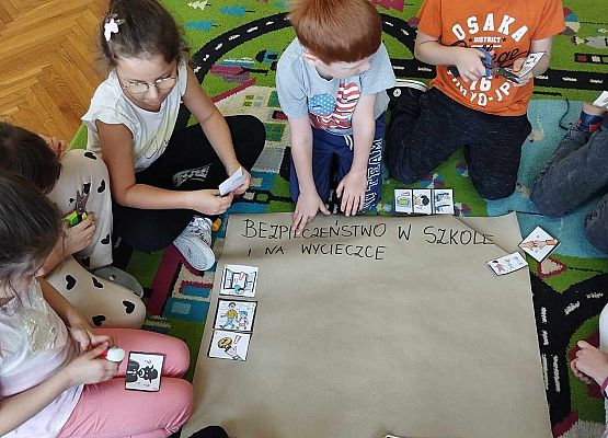 uczniowie wykonują plakat