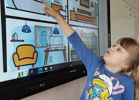 dziewczynka opowiada przy tablicy