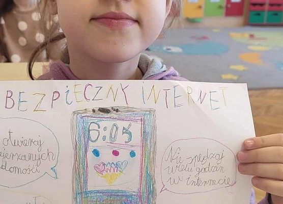 dziewczynka prezentuje swoją pracę