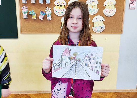 uczennica prezentuje swoją pracę