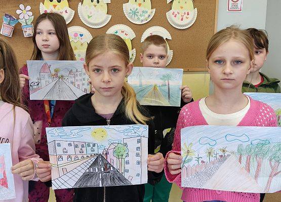 uczennice prezentują swoje prace