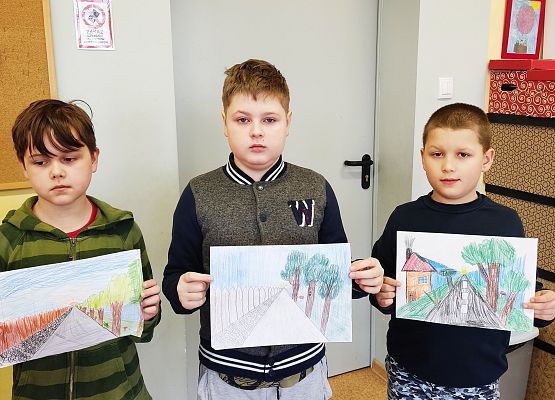 uczniowie prezentują swoje prace