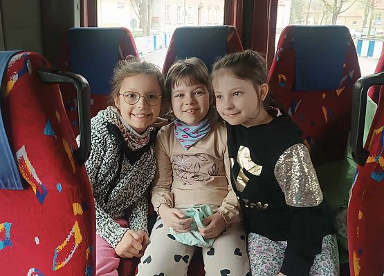 dziewczynki siedzą w autobusie w drodze na basen