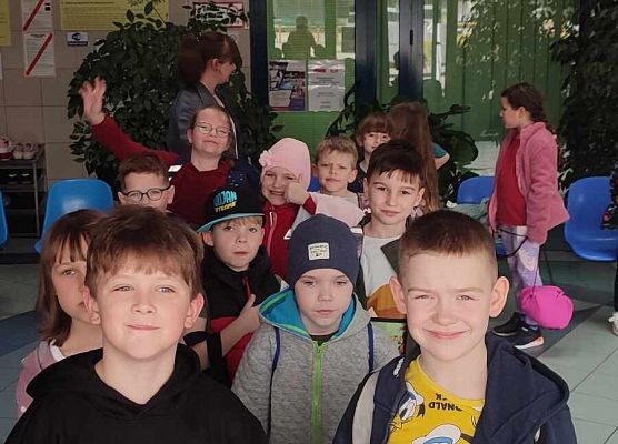 uczniowie wchodzą do szatni