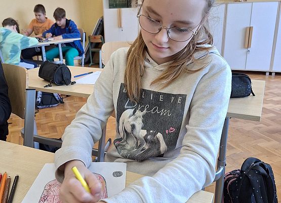 uczennica wykonuje ortoobrazek