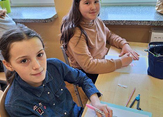 uczennice wykonują ortoobrazki