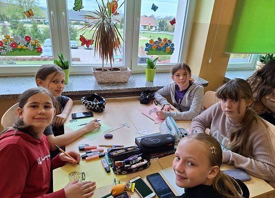 uczennice wykonują ortoobrazki