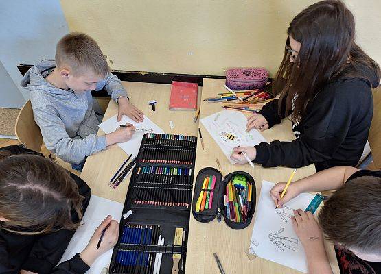 uczniowie pracują nad ortoobrazkiem