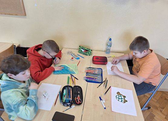 uczniowie wykonują pracę