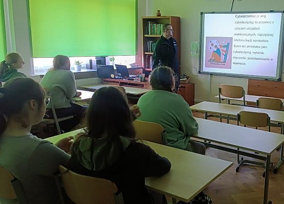 policjant prowadzi zajęcia z uczniami