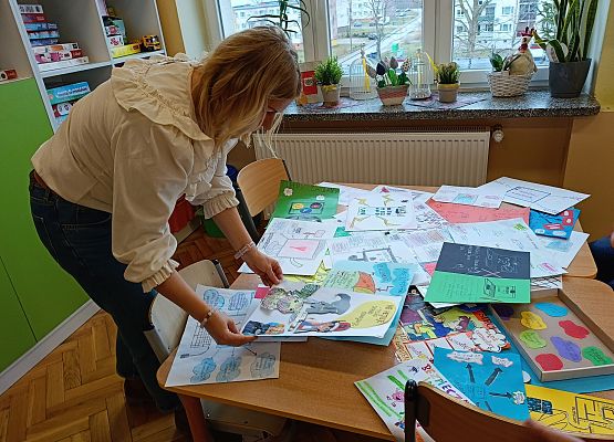 nauczycielka ocenia prace konkursowe