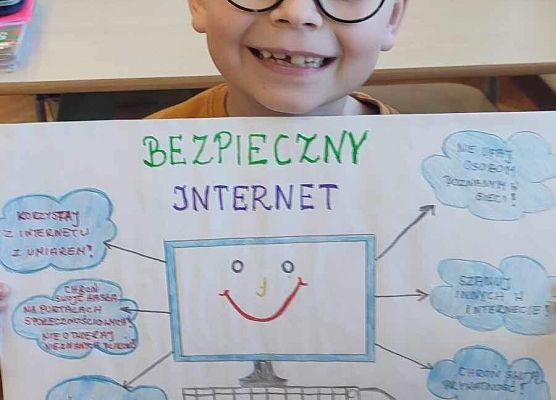 uczeń prezentuje wykonany plakat