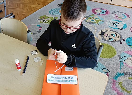 uczeń wykonuje lapbooka