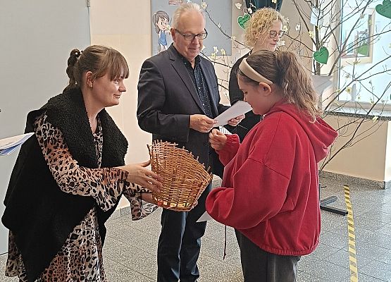 uczennica odbiera dyplom i nagrodę