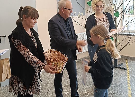 uczennica odbiera nagrodę i dyplom