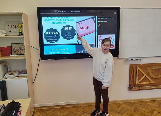 dziewczynka pokazuje prezentację multimedialną