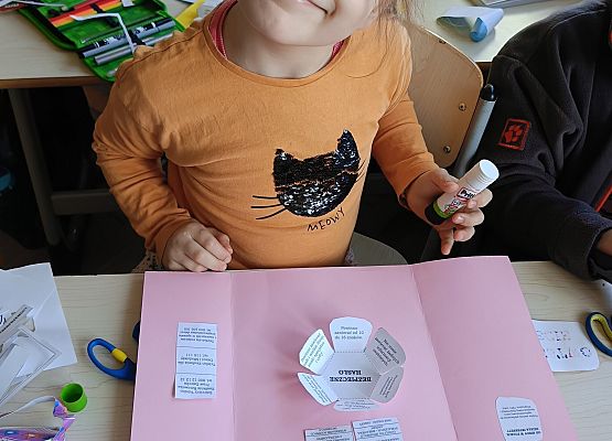 uczennica wykonuje lapbooka