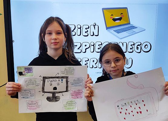 uczennice prezentują plakaty