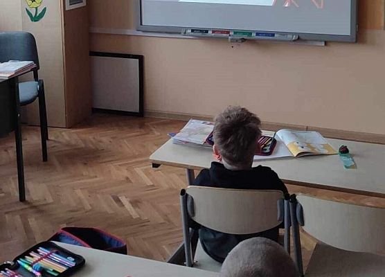 uczniowie oglądają film edukacyjny