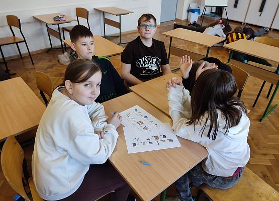 uczniowie pracują w grupie