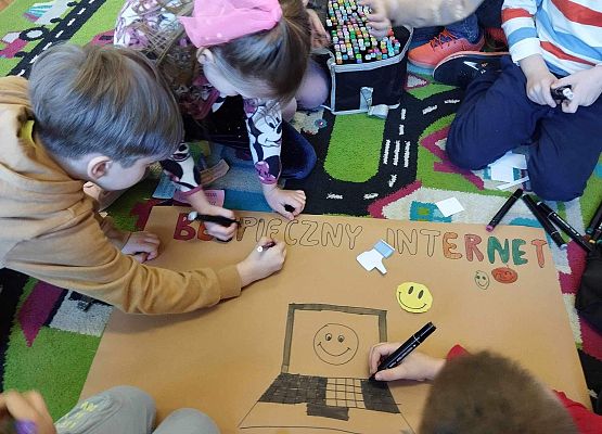 uczniowie pracują w grupie