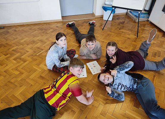 uczniowie pracują w grupie