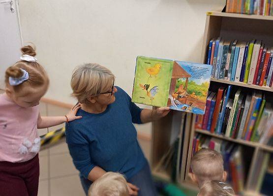 bibliotekarka czyta dzieciom