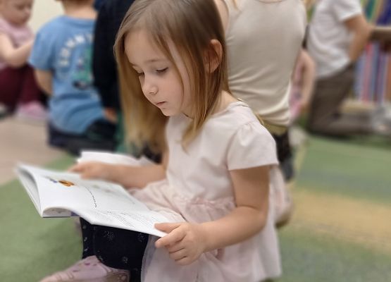 dziewczynka czyta książkę